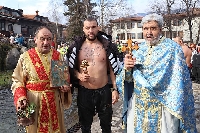 Само двама мъже се хвърлиха да спасяват кръста в Банско Само двама мъже се хвърлиха да спасяват кръста в Банско