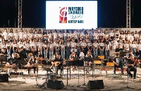 Музиканти, певци и танцьори от гръцко училище излизат на сцената в Банско Музиканти, певци и танцьори от гръцко училище излизат на сцената в Банско