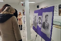 Ученици от Гоце Делчев подредиха рисунки с лика на патрона на града
