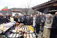 Пчелари и миряни почетоха свети Харалампий в храма на Джалевата махала в Железница