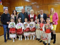 Деца вързаха мартеници на кмета и служителите на община Гоце Делчев