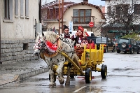 Возят с каруца Баба Марта в Банско, тя закичи деца и възрастни с мартеници