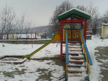 Монтираха нови спирки и детска пързалка в село Добърско