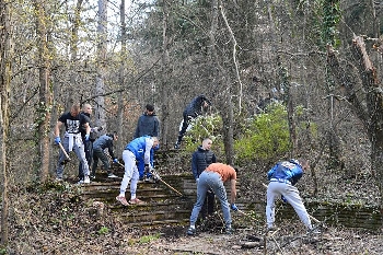 Десетки ентусиасти от Благоевград направиха парк Ловен дом по-чист, събраха куп отпадъци