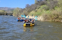Откриха сезона на рафтинга! Лодки летят в бързеите на река Струма край Симитли