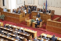 До час депутатите гласуват спешни промени в Закона за БНБ
