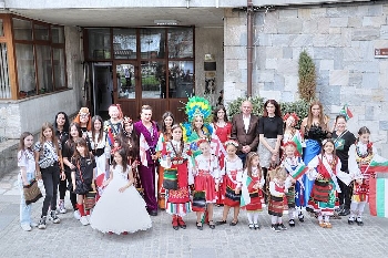 Деца от целия свят показват красота и талант на конкурс в град Банско