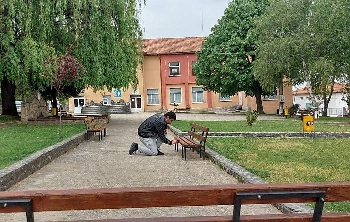 Доброволци в Самуилово чистят селото, кастрят дървета, боядисват пейки, ремонтират беседки