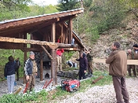 Служители на Община Якоруда, горски и доброволци изградиха мост и възстановиха беседка край Трещеник