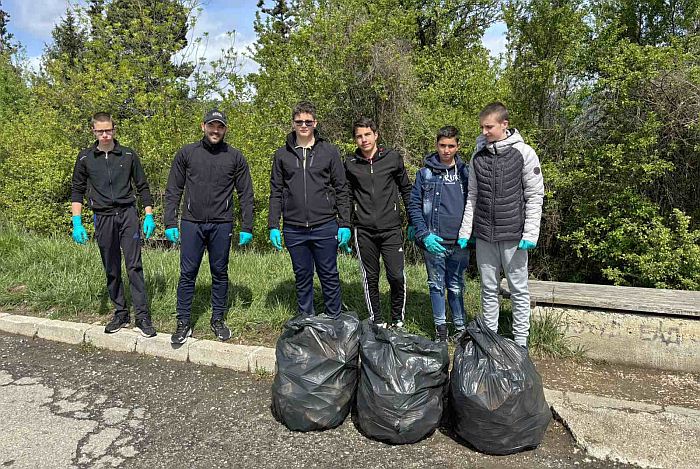 Стотици деца и възрастни участваха в акции по почистване на град Разлог