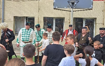 Ученици от Благоевград видяха четнически униформи и оръжия отпреди два века