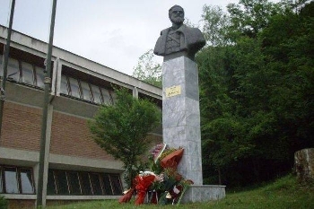 С вой на сирени почитаме паметта на Христо Ботев
