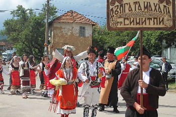 Кукери от Дългата махала на Симитли очароваха зрителите на фестивала в Елов дол
