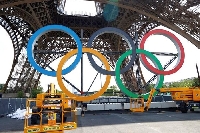 Качиха олимпийските кръгове на Айфеловата кула в Париж