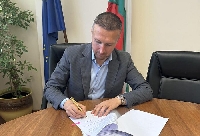 По-добро и по-икономично осветление ще имат Белица и Краище, кметът подписа договор за 1 млн. лв.