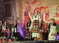Магията на родните носии вдъхнови стотици зрители в село Елешница
