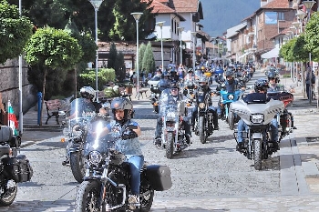 Вятър в косите върху Harley! Над 300 мотористи впечатлиха жители и гости на Банско с машините си