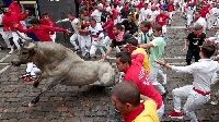 В надпревара с бикове: Памплона събра десетки смелчаци на опасна корида