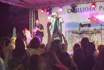 Графа изнесе вдъхновяващ концерт в Разлог, разпя зрителите с хитовете си