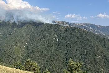 Огнеборци и хеликоптер потушиха пожара, дошъл от Гърция, има още тлеещи огнища