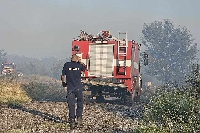 Ново огнище на пожара премина границата с Гърция, спират го с просека