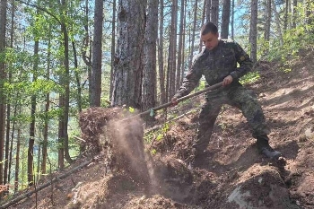 Военните гасят пожари без прекъсване в цялата страна от месец