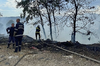 Пожарникари и доброволци укротиха пожар в Стара гара край Сандански