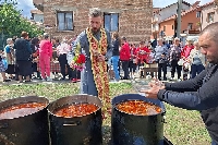 Кукерите от Костей блата почерпиха банскалии с вкусен курбан