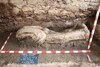 Откритата двуметрова статуя остава поне още седмица в големия канал на Хераклея Синтика