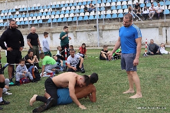 Деца, младежи и мъже с атрактивни схватки на народните борби в село Микрево