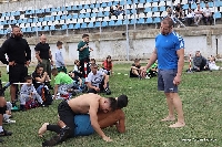 Деца, младежи и мъже с атрактивни схватки на народните борби в село Микрево Деца, младежи и мъже с атрактивни схватки на народните борби в село Микрево