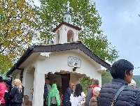 Десетки вярващи отбелязаха в аванс храмовия празник на параклис в Брежани Десетки вярващи отбелязаха в аванс храмовия празник на параклис в Брежани