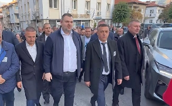 Лидерът на ДПС Делян Пеевски се появи в Якоруда, докато някои го пращаха в Дубай