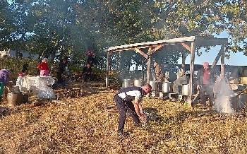 Миряни броиха по 100 лева за погача и бутилка вино на търг във вековен храм на Ковачево