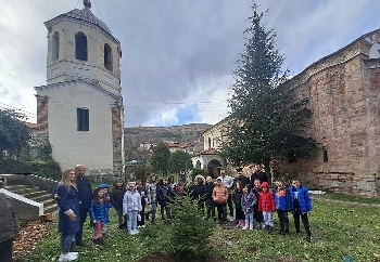 Служители ЮЗДП и деца засадиха фиданки в двора храма в Бобошево