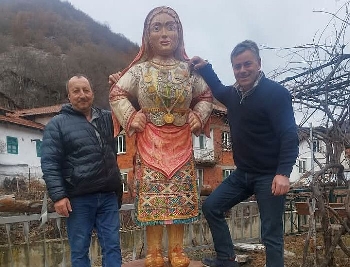 Статуя на мома в лазарска носия смайва гостите на село Пирин