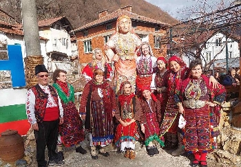 Село Пирин отпразнува Бабинден край дървените статуи в своя музей на открито