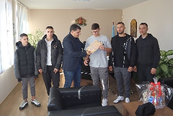 Младежи с добри сърца в Струмяни дариха парите от богоявленския кръст за лечението на дете
