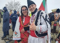Сурвакар предложи брак на любимата си на фестивала в Симитли, куп награди за кукерите Сурвакар предложи брак на любимата си на фестивала в Симитли, куп награди за кукерите