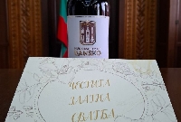 Зарадваха с вино и пожелания за щастие 40 брачни двойки в община Банско