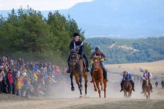 Бачево посреща най-големия си празник с конски кушии и Свекървино хоро