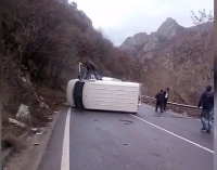 Кола излетя от пътя и падна в река Струма