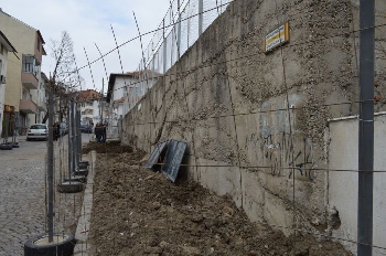 Укрепват 25-метрова подпорна стена на училище в Сандански
