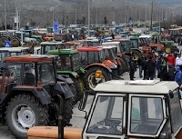 Стотици гръцки трактори в готовност да поемат към Кулата