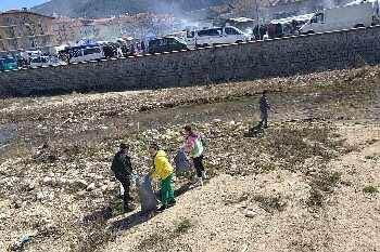 Деца и възрастни събраха над 40 чувала отпадъци от коритата на реките Места и Лазарец