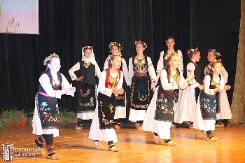 Фолклормагия в Банско събра сцената самодейци от България и Сърбия