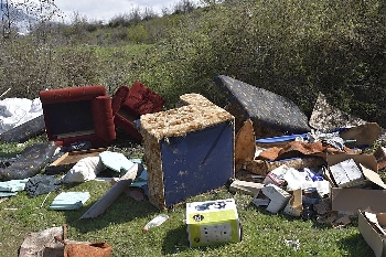 Превърнаха Сухата река край Симитли в нерегламентирано сметище