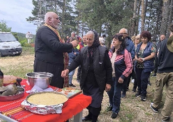 Миряни от общиСимитли почетоха свети Георги в Пирин планина