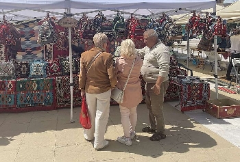 Занаятчии показват грънци, дърворезби и кожи под шатри площад  Македония