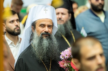 Патриарх Даниил: В Църквата има далеч по-големи чудеса от нестинарството